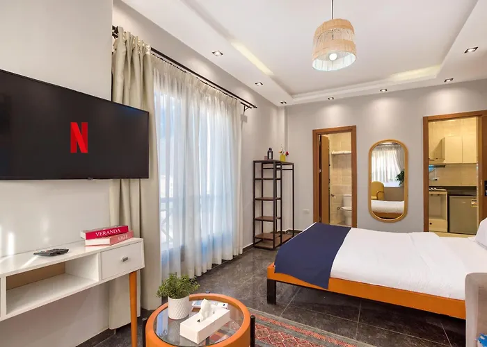 Travelholic Auc Residence